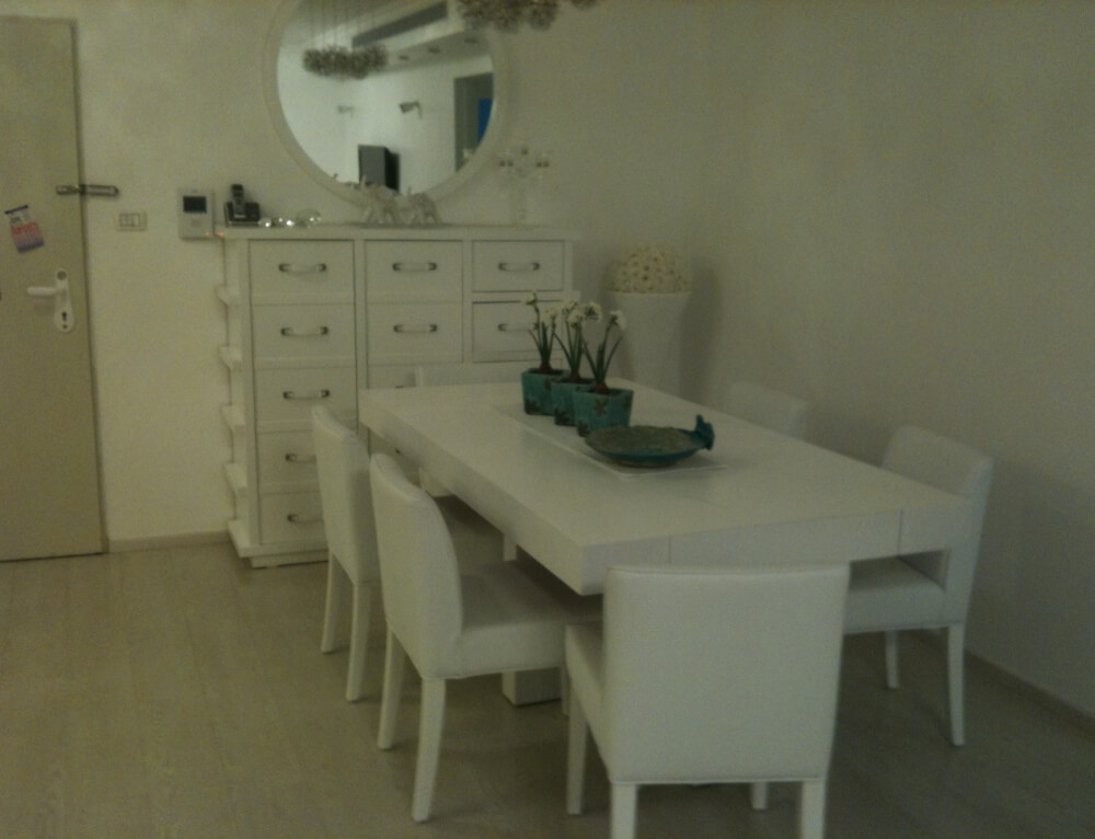 שולחן וכיסאות בצבע לבן